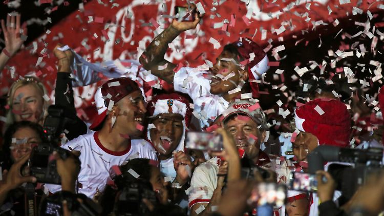Die peruanischen Spieler feiern ihren WM-Startplatz.
