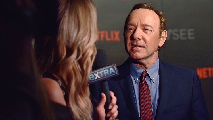 Nachdem die Vorwürfe gegen Kevin Spacey publik wurden, wandten sich Studio und Kollegen von dem Schauspieler ab.