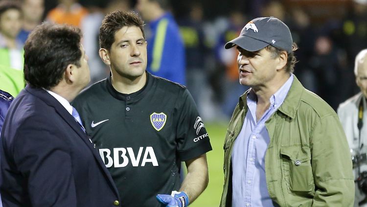 Burzaco (r.) beschuldigt mehrere südamerikanische Funktionäre der Bestechlichkeit. Das Bild zeigt ihn im Mai 2015 am Rande eines Fußballspiels in Buenos Aires. 