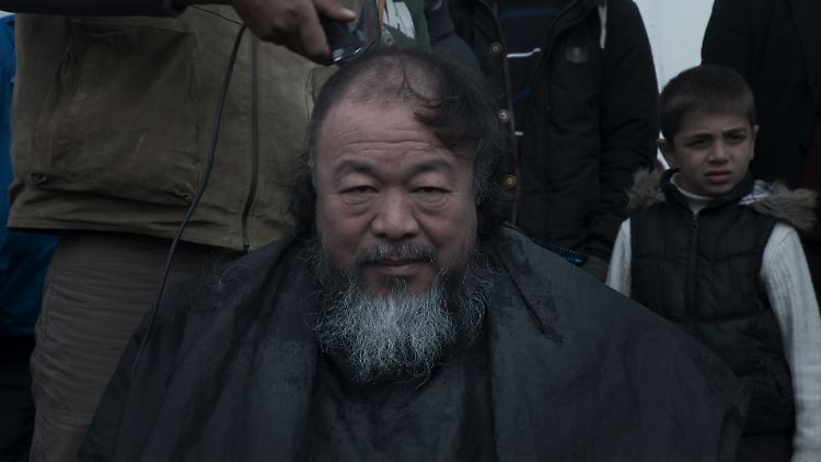 In "Human Flow" lässt der chinesische Künstler Ai Weiwei sich in einem Flüchtlingslager auch die Haare schneiden.