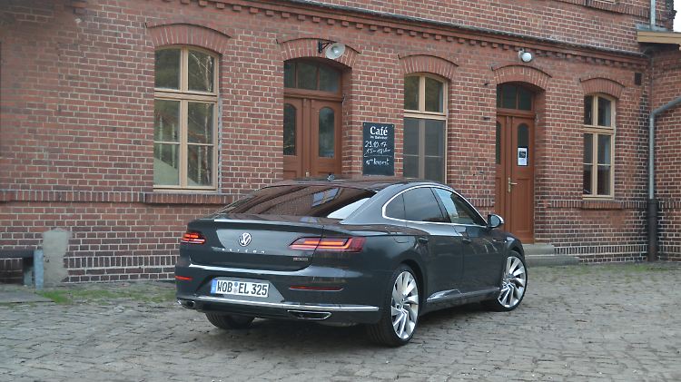 Langer Schwung der Dachlinie, breites Heck und geschärfte Endrohrblenden. Alles, was ein Gran Coupé braucht, hat der VW Arteon.