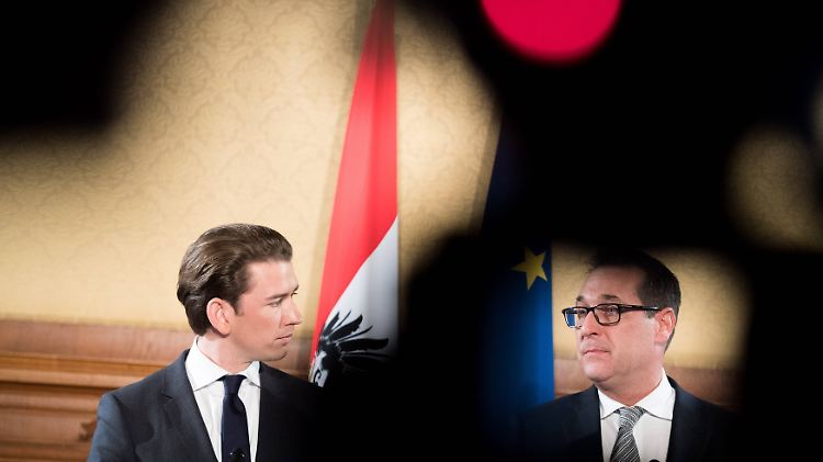 Der designierte Kanzler Sebastian Kurz von der ÖVP mit FPÖ-Chef Heinz-Christian Strache.