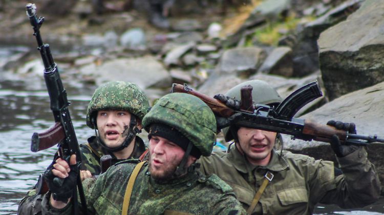 Bei einer Übung durchqueren Mitglieder einer Miliz der "Volksrepublik Donezk" durch einen Fluss. Die Einheit nennt sich "Witjas" - wie eine frühere russische Spezialeinheit.