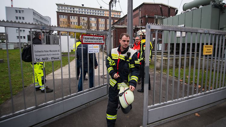 Lage schnell im Griff: Ein Feuerwehrmann vor dem Umspannwerk in der Wiesbadener Glarusstraße.