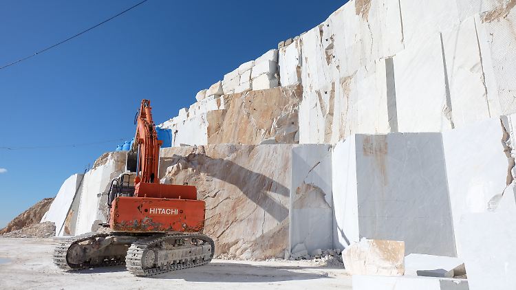 Anhänger in aller Welt - Probleme in einem Ort: Carrara-Marmor.
