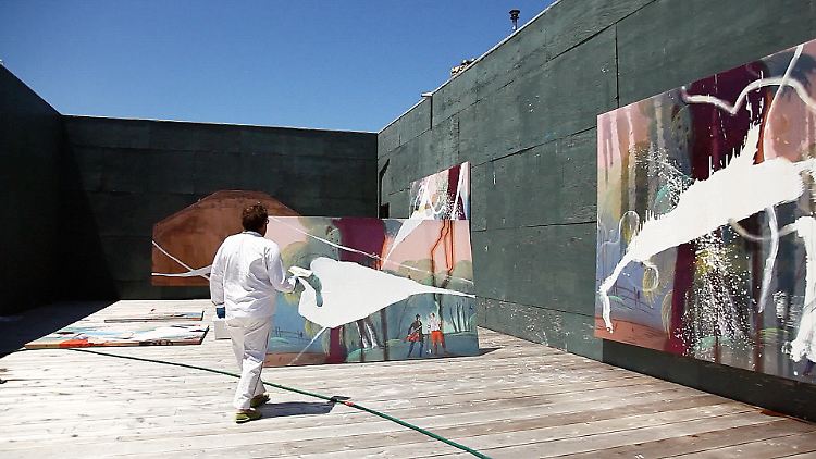 Julian Schnabel mag große Formate - und das Malen im Freien, denn das Licht ist dort so hell und erbarmungslos: Was im Freien bestehen kann, kann es in Innenräumen dann auch, meint er.