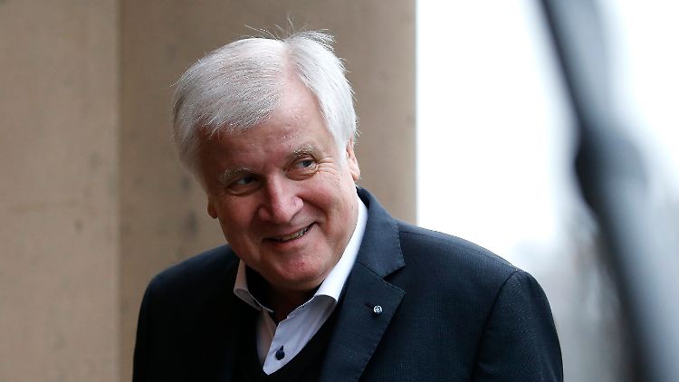 Anders als im Streit mit Merkel um die Flüchtlingspolitik gibt Seehofer in den Sondierungen den "good cop".