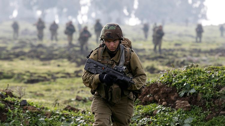 Israelischer Soldat an der Grenze zum Libanon: Israel befürchtet ein weiteres Erstarken der Hisbollah im Libanon.