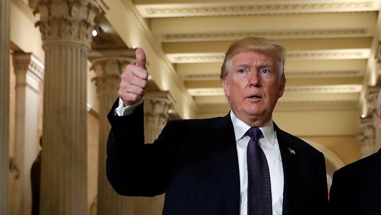 Daumen rauf für die Steuerreform von Donald Trump - das US-Repräsentantenhaus stimmt den Plänen des Präsidenten zu.
