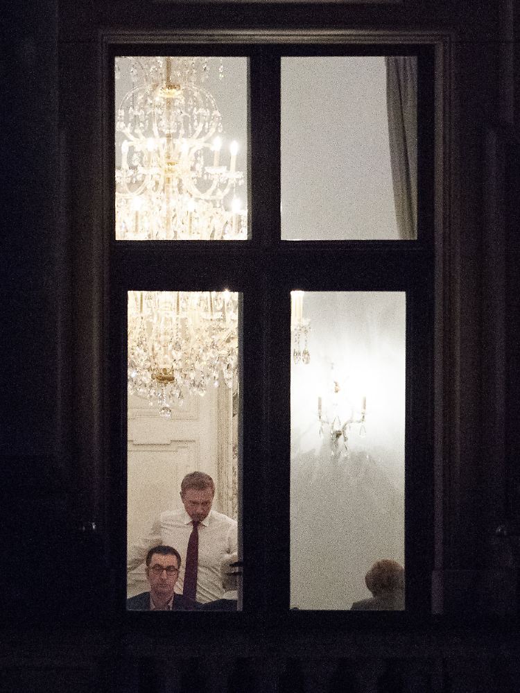 Ursprünglich hatten die Jamaika-Parteien angestrebt, ihre Sondierungsgespräche am Freitagmorgen zu beenden und dann über die Aufnahme von Koalitionsgesprächen zu entscheiden.