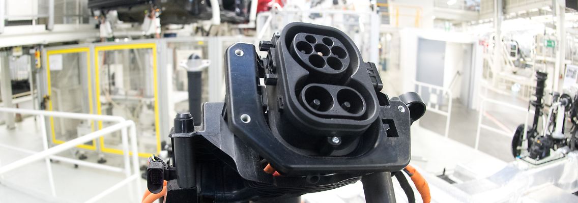 Ladebuchse von einem Elektro-Motor eines VW Golf 7.
