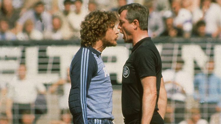 Toni Schumacher im Tête-à-Tête mit Schiedsrichter Dieter Pauly - das Sportfoto des Jahres 1981.