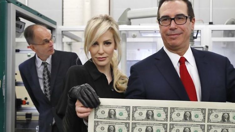 Schaut auf meine Scheine: Steven Mnuchin und Frau Louise Linton.