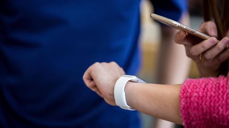 Zielgruppe der Smartwatch für Kinder sind Fünf- bis Zwölfjährige. Eltern können mit einer App über diese Uhr ihre Umgebung abhören.