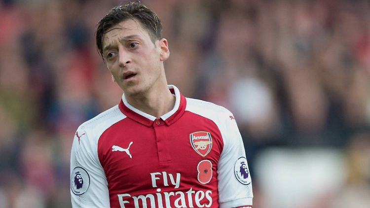 Unter Beobachtung: Mesut Özil. Was auch sonst? Schließlich spielt er für Geld Fußball und lebt davon, dass ihm dabei andere Leute zuschauen.