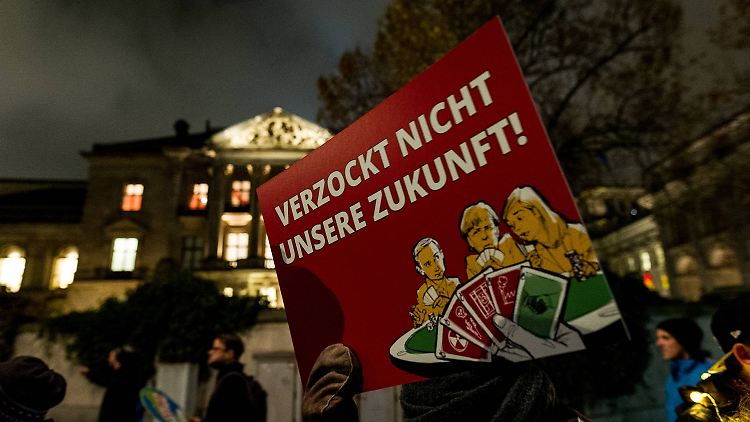 Demonstranten vor dem Gebäude der Parlamentarischen Gesellschaft in Berlin, wo die Gespräche bis heute morgen stattfanden.