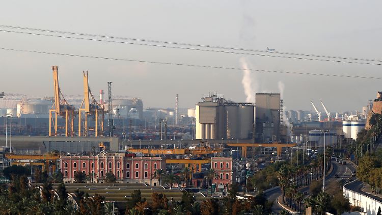 Industriegebiet am Hafen von Barcelona.