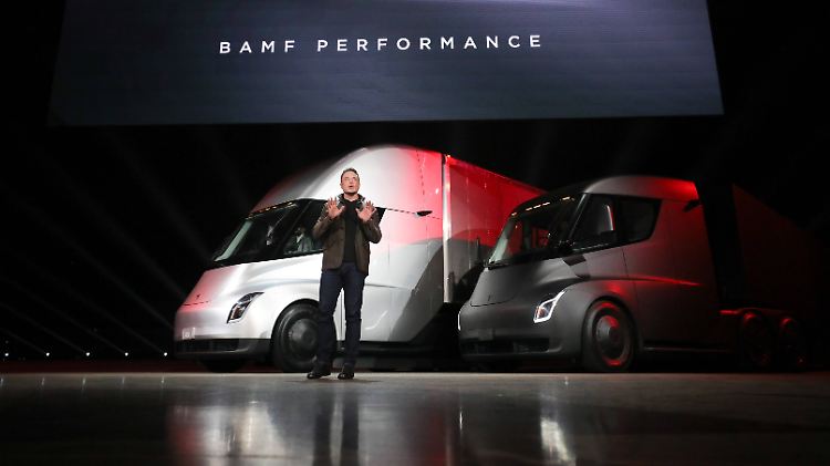 Bei der Präsentationen von neuen Visionen ist Elon Musk ganz in seinem Element. Den Investoren ist das wichtiger als die pünktliche Lieferung tatsächlicher Autos. 