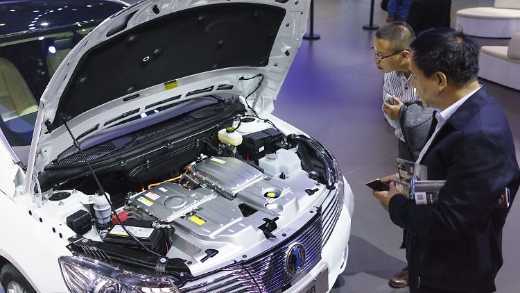Eine Denza-Elektroauto. Es ist ein Gemeinschaftsprodukt von Daimler und dem chinesischen Autobauer BYD.