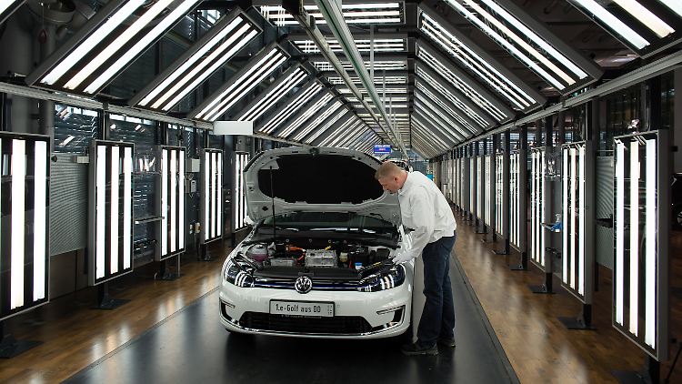 Ein E-Golf wird im Lichttunnel der VW-Gläsernen Manufaktur in Dresden kontrolliert.