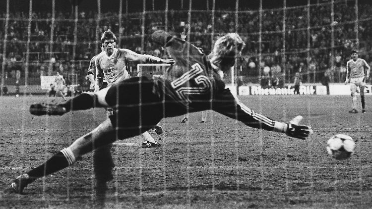 Bayer Uerdingen besiegt Dynamo Dresden 7:3 im Viertelfinale-Rückspiel des Europapokals 1986 und erreicht so das Halbfinale.