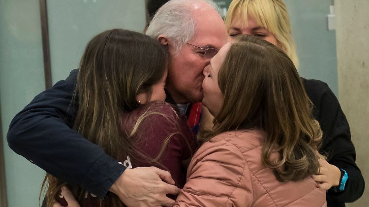 In Madrid wurde Antonio Ledezma von seiner Familie empfangen.