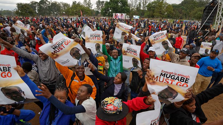In der Hauptstadt Harare demonstrierten Zehntausende gegen Mugabe.