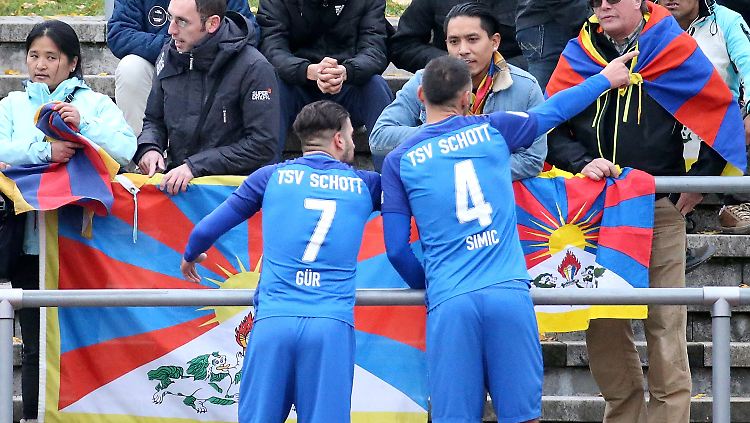 Im Spiel des TSV Schott Mainz gegen die chinesische U20-Nationalmannschaft sorgen Tibet-Banner für Diskussionen.