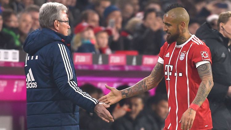 Arturo Vidal eröffnet den Torreigen für das Sieg-Jubiläum von Trainer Jupp Heynckes.