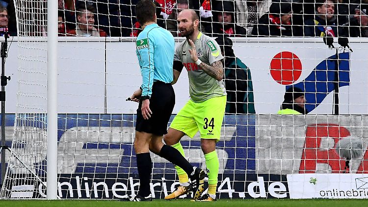 Kölns Constantin Rausch will die Elfmeter-Entscheidung nicht hinnehmen - und fragt bei Schiedsrichter Felix Brych nach.
