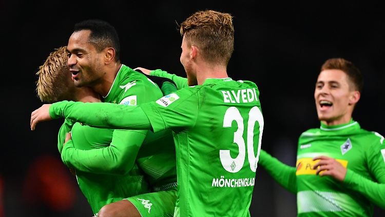 Mönchengladbachs Oscar Wendt Raffael, Nico Elvedi und Thorgan Hazard bejubeln Raffaels 3:0-Treffer (von links nach rechts).