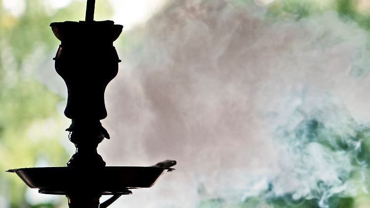 Bei einer Kohlenmonoxid-Vergiftung kommt es zu Kopfschmerzen, Schwindel, Übelkeit, Bewusstlosigkeit - und im schlimmsten Fall zum Erstickungstod.