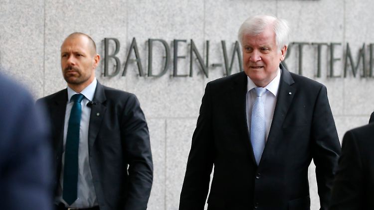 Zuversicht und Freude an der Arbeit: Seehofer versteckt das am Sonntagvormittag vor Beginn der wieder mal entscheidenden Sondierungsrunde noch.
