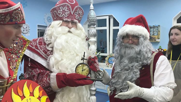 Der deutsche Weihnachtsmann (r.) brachte seinem Kollegen als Geschenk eine Uhr mit.