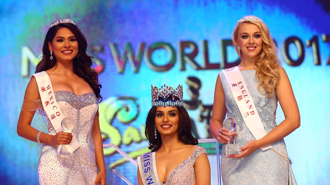 Miss World, Manushi Chhillar, umrahmt von Miss England (r.) Und Miss Mexiko.