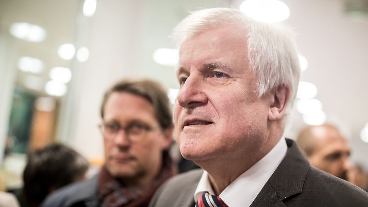 In Bayern werden die Messer gewetzt: In der CSU tobt ein Machtkampf um die Spitze und den Posten Seehofers.