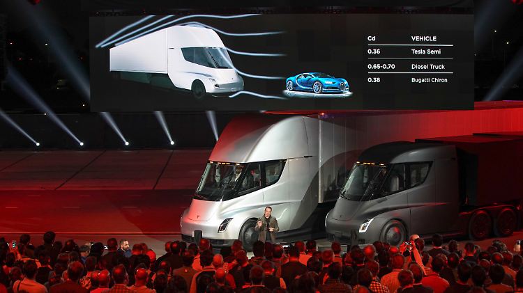 Elon Musk scheut sich nicht seien Transporter in einen direkten Vergleich mit dem Bugatti Veyron zu stellen.