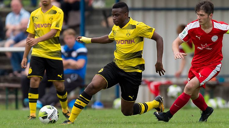 Youssoufa Moukoko trifft in der B-Junioren-Bundesliga nach Belieben: Mit 24 Toren steht er unangefochten an der Spitze der Torjäger.