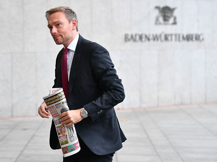 Am Sonntagmorgen brachte Christian Lindner eine "Bild am Sonntag" mit zu den Sondierungsverhandlungen.