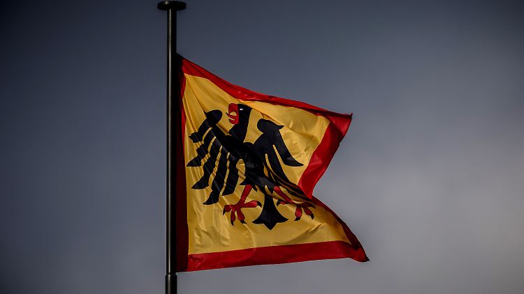 Über Schloss Bellevue weht die Standarte des Bundespräsidenten. Frank-Walter Steinmeier will nun mit allen Parteien reden.