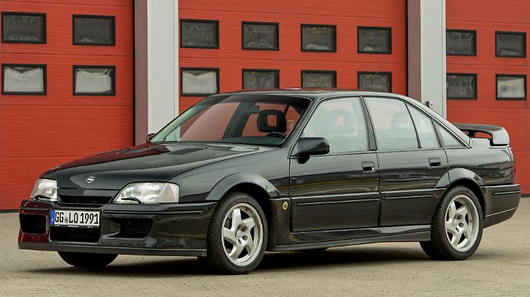 Der Lotus Opel Omega von 1990 verzückte vor allem die PS-verliebten Geschwindigkeits-Junkies. 