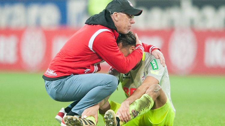 Endzeitstimmung beim 1. FC Köln: Trainer Peter Stöger darf vorerst aber weiterarbeiten.
