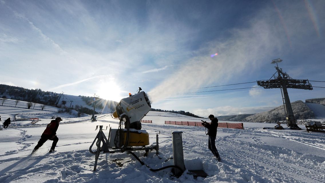 Eine Schneekanone nahm am 25. November im nordhessischen Willingen den Probebetrieb auf. Hier liegen zwischen 20 und 30 Zentimeter Schnee. Saisoneröffnung ist hier allerdings am ersten Dezemberwochenende.