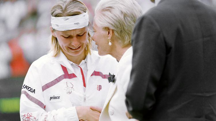 Wimbledon, 3. Juli 1993: Jana Novotna findet Trost bei der Herzogin von Kent.