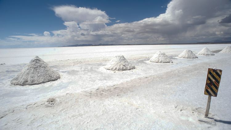 Eines der größten Lithium-Vorkommen der Welt wird in Bolivien am Uyuni-Salzsee vermutet.