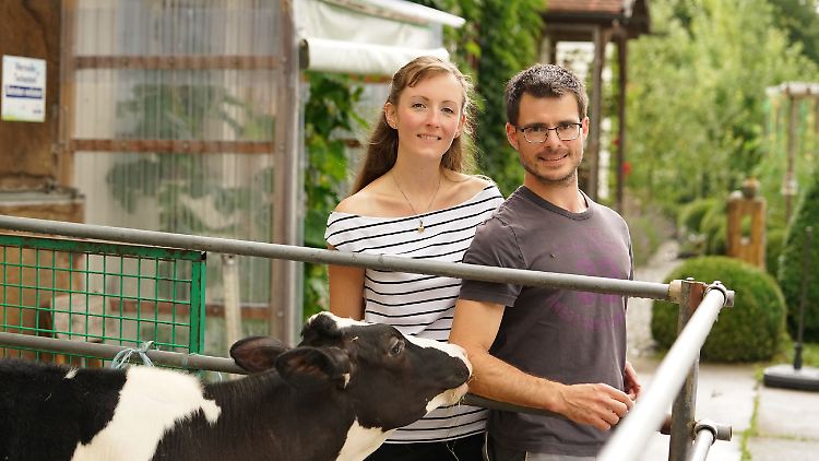 Der bayrische Bio-Bauer Anton aus dem Allgäu und Ann-Cathrin (l.).