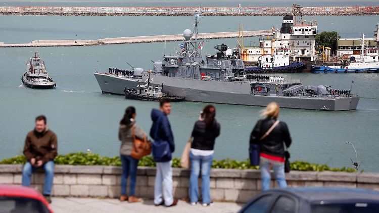 Ein Suchschiff läuft aus dem Hafen von Mar del Plata aus - das ursprüngliche Ziel des vermissten U-Bootes.