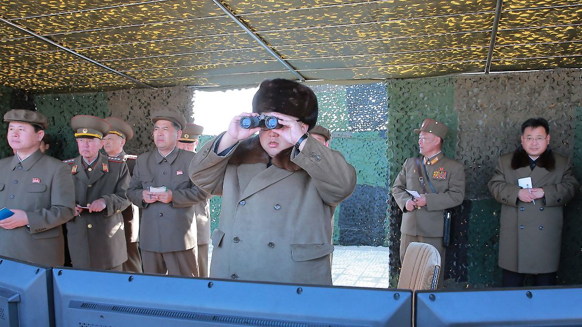 Das Bild soll Nordkoreas Machthaber Kim Jong Un bei einem Raketentest letztes Jahr zeigen.