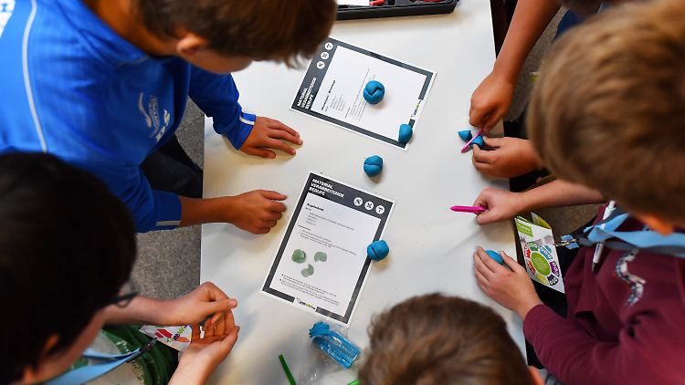 Insgesamt 125.000 Schüler im Alter von 15 Jahren machten den Test. Von 50 beteiligten Bildungsstaaten landeten sie zwischen dem 10. und 14. Platz. 