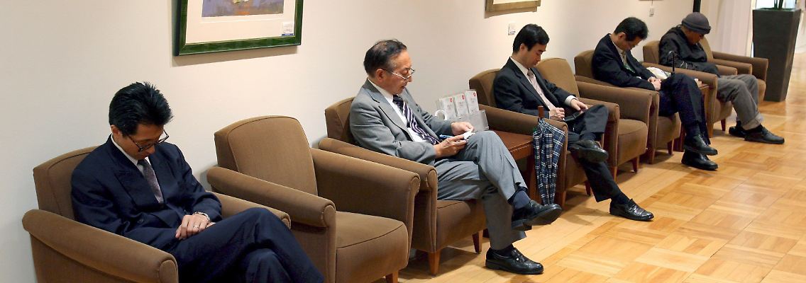 Japanische Geschäftsleute bei einem Nickerchen in Tokio.